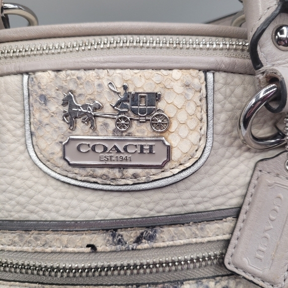 Coach signature leather handbag with hang tags - Picture 9 of 14